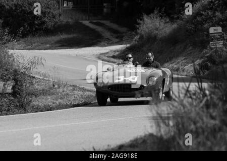 FERRARI 500 MONDIAL SPIDER SCAGLIETTI 1954 su una vecchia macchina da corsa nel rally Mille Miglia 2018 il famoso storico italiano della gara (1927-1957) Foto Stock