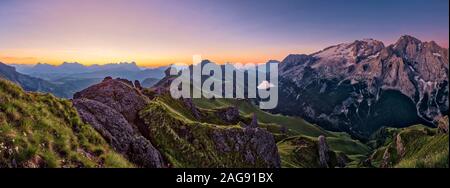 Vista panoramica delle dolomiti montagna paesaggio intorno al Lago Fedaia, Lago di Fedaia e il vertice della Marmolada, Marmolada a sunrise Foto Stock