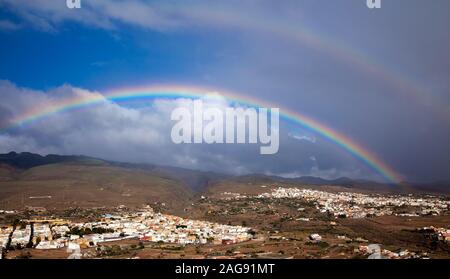 Gran Canaria, Dicembre, rainbow su città Aguimes e Ingenio, burrone Barranco de Guayadeque tra due città Foto Stock