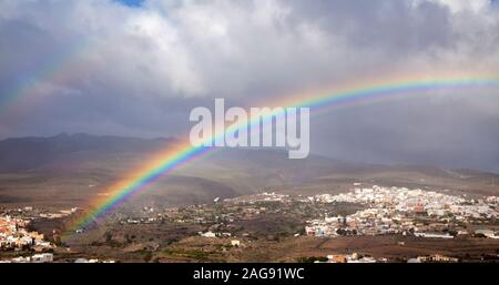 Gran Canaria, Dicembre, rainbow su città Aguimes e Ingenio Foto Stock