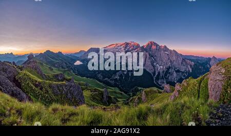 Vista panoramica delle dolomiti montagna paesaggio intorno al Lago Fedaia, Lago di Fedaia e il vertice della Marmolada, Marmolada a sunrise Foto Stock