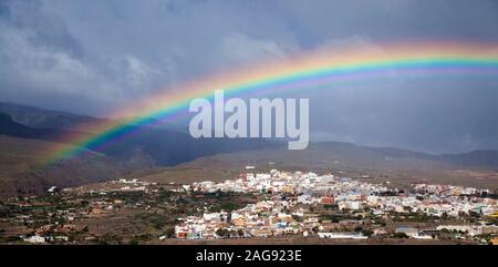 Gran Canaria, Dicembre, rainbow town Ingenio, burrone Barranco de Guayadeque a sinistra Foto Stock