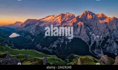 Vista panoramica delle dolomiti montagna paesaggio intorno al Lago Fedaia, Lago di Fedaia e il vertice della Marmolada, Marmolada a sunrise Foto Stock