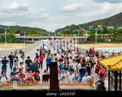 Nashan Cultural Park, HAINAN, Cina - 5 MAR 2019 - Una grande folla di asiatico Buddhista cinese devoti di pregare e di offrire incenso alla Dea della Misericordia, G Foto Stock