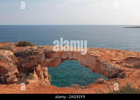 Arco in pietra e mare. Capo Greko, Agia Napa, Cipro Foto Stock