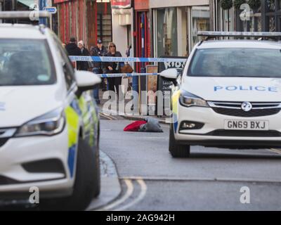 Sheerness, Kent, Regno Unito. Xviii Dicembre, 2019. Un grave incidente si è verificato in Sheerness high street nel Kent questa mattina con la Air Ambulance di presenze. Aggiornamento: relazioni locali suggeriscono un adolescente su una bicicletta è stato attaccato da un adulto in strada alta. Il ragazzo è stato portato in un ospedale di Londra in aereo ambulanza. Credito: James Bell/Alamy Live News Foto Stock