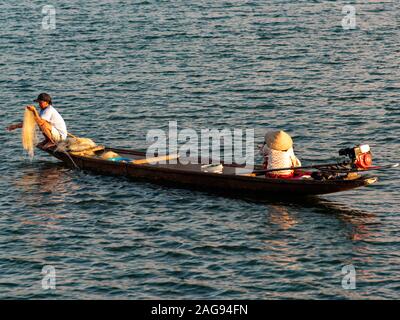 Un paio di pescare sul fiume Perfume in tinta, Vietnam Foto Stock