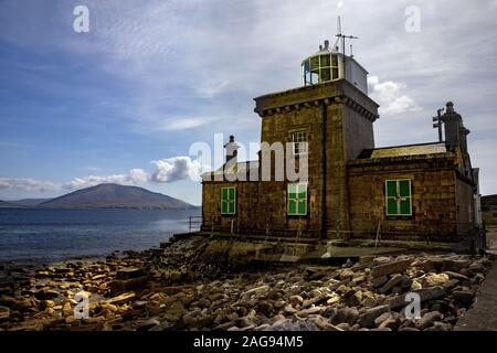 BLACKSOD, County Mayo, Irlanda - Agosto 01, 2019: faro su un stoney spiaggia alla fine della penisola di triglie, County Mayo Foto Stock