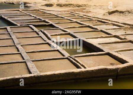 Saline a Qbaijar vicino a Marsalforn sull'isola di Gozo, Malta. Acqua di mare evapora per lasciare depositi di cristalli di sale che vengono raccolte per loca Foto Stock