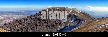 Sulla sommità del vulcano taftan in Iran Foto Stock