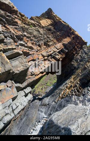 Finestra Rock vicino a Hartland Point sulla costa nord del Devon nel Regno Unito. Fatti di roccia sedimentaria spostato in questo angolo ed esposta da seismi Foto Stock