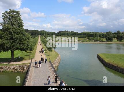 HILLEROD, Danimarca, 21 luglio 2019: la bella ricostruita giardini del xviii secolo a Castello Frederiksborg vicino a Copenhagen. È una meta turistica molto attractio Foto Stock