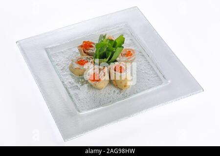 Colpo isolato di un piatto di panini frittelle con rosso caviale - perfetto per un blog di cibo o l'uso del menu Foto Stock