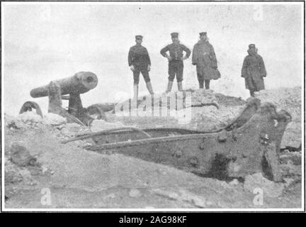 . Scientific American Volume 92 Numero 11 (marzo 1905). ? "? &Lt;f ! Wr^ M "*/-jt Peresviet corazzata, affondata nel porto interno. Trasporti a siluro di Amur, affondato al dock. Foto Stock