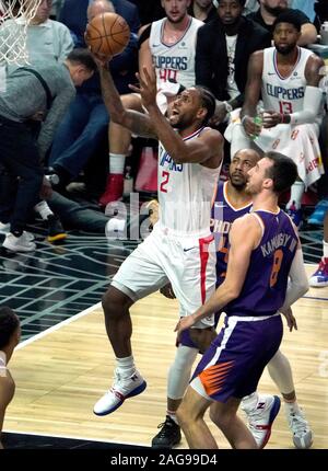 Los Angeles, Stati Uniti. Xviii Dicembre, 2019. Los Angeles Clippers Kawhi Leonard punteggi passato Phoenix Suns Frank Kaminsky III nel terzo trimestre azione a Staples Center a Los Angeles Martedì, Dicembre 16, 2019. La Clippers sconfitto i Suns 120-99. Foto di Jon SooHoo/UPI Credito: UPI/Alamy Live News Foto Stock