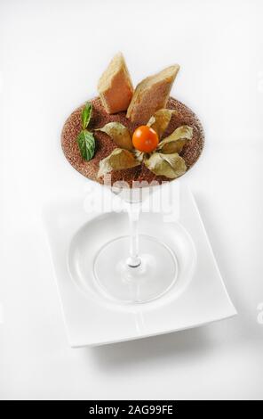 Colpo isolato di un dessert tiramisù in un bicchiere da cocktail - perfetto per un blog di cibo o l'uso del menu Foto Stock