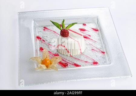 Colpo isolato di un dessert panna cota con lamponi - perfetto per un blog di cibo o l'uso del menu Foto Stock