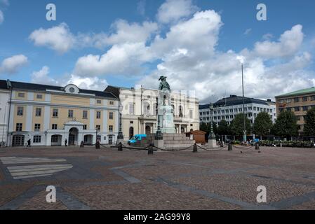 Statua del re Gustav Adolf in Gustav Adolfs Square (Gustav Adolfs Torg) davanti al city hall nel centro della città di Göteborg in Svezia. Raffica di vento Foto Stock