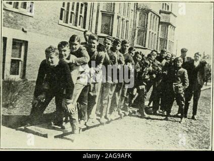 . St Andrew's College Review, Pasqua 1913. rce nnieh di interesse per tutti con-sato. Il motivo principale della società è quello di dare ai suoi membri un'OPPORTUNITÃ di trovarsi di fronte a un pubblico e a parlare senza succumbingto nervosismo, il terrore dei profani. Che il membersare derivare un benelit da questo è mostrato nei frequenti debateswhich sono date in cui i debaters hanno assolto themselvesadmirably, avanzando le loro argomentazioni e (nostre) confutazioni in una pinna-ished, convincente. I programmi prestati dai membri in occasione di questi incontri arevery variata, abbracciando dibattiti, due minuti di discorsi e Foto Stock