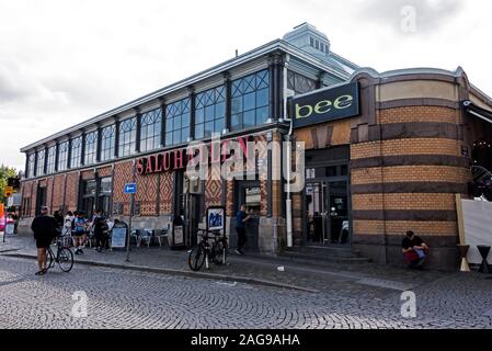 Un grande undercover gourmet food hall/ market hall (Saluhallen) in Kungstorget nel vecchio quartiere di Göteborg in Svezia. I suoi piccoli fornitori commerciali Foto Stock