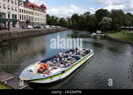 Un tour Hop on-Hop off di imbarcazione turistica come parte di Paddan tour avvistamento sul canale che ferisce il suo modo intorno alla città di Göteborg in Svezia. Foto Stock