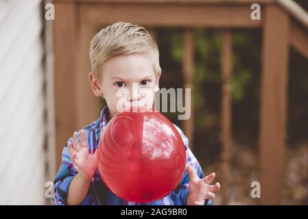 Un primo piano di palloncini arancioni e bianchi alla Tiger Day Parade a  Vladivostok, in Russia Foto stock - Alamy