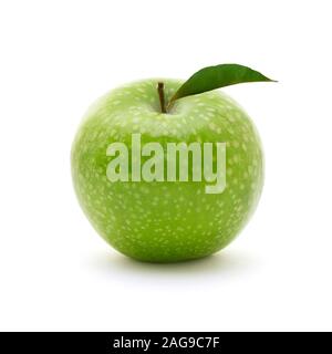 Mature mela verde con foglie isolati su sfondo bianco. La salute, cibo vegan concept Foto Stock