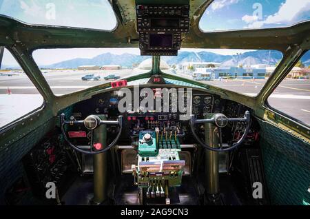 Interno di un aereo bombardiere B-17 della seconda guerra mondiale in un aeroporto Foto Stock