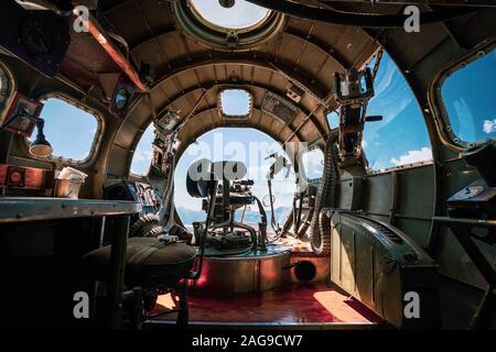 Interno di un aereo bombardiere B-17 della seconda guerra mondiale in un base aerea Foto Stock