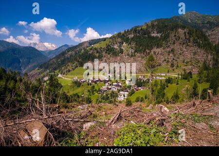 Pendii montani con quasi tutti gli alberi rotto dopo la tempesta Adrian nel 2018 intorno al borgo di Colle Santa Lucia Foto Stock