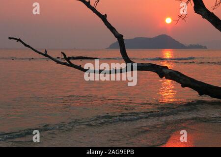 Vista mozzafiato del tramonto che si riflette nel mare calmo - ottimo per uno sfondo fresco Foto Stock