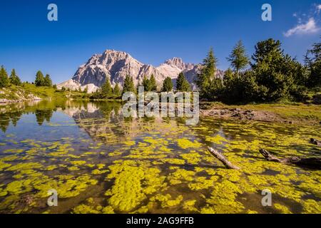 Vista sul lago Limedes, Lago di Limides, il vertice del Lagazuoi a distanza Foto Stock