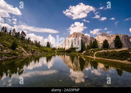 Vista sul lago Limedes, Lago di Limides, il vertice del Lagazuoi a distanza Foto Stock