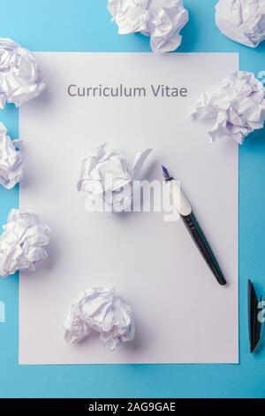 Curriculum vitae scritto su un vuoto di carta bianca su sfondo blu Foto Stock