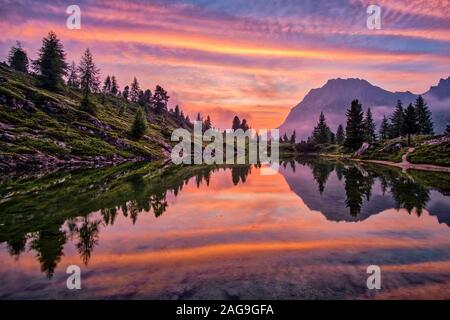 Vista sul lago Limedes, Lago di Limides, il vertice del Lagazuoi a distanza, al tramonto Foto Stock