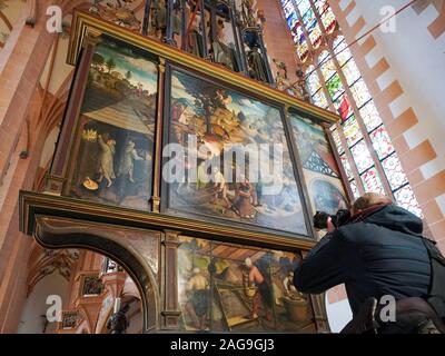 Annaberg Buchholz, Germania. Xviii Dicembre, 2019. Un rappresentante stampa fotografie la montagna altare in San Annenkirche a Annaberg-Buchholz. L'altare storico è parte di un progetto multimediale sulla Annaberger per lo stato exhibition 2020. Il quarto stato sassone mostra sul tema "500 anni di cultura industriale in Sassonia" si svolgerà dal 25.04.-01.11.2020 in Zwickau e sei altri punti del Sassone cultura industriale. Credito: Pietro Endig/dpa-Zentralbild/ZB/dpa/Alamy Live News Foto Stock