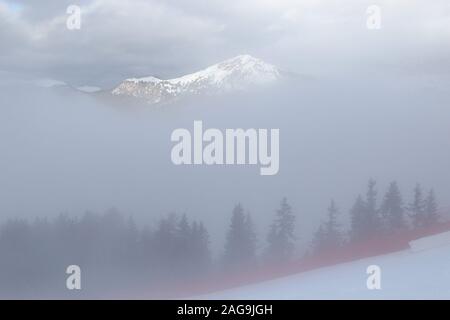 Una vista generale come nebbia causa la cancellazione della Audi FIS Coppa del Mondo di Sci Alpino in discesa la formazione su Dicembre 18 2019 in Val Gardena, Italia. Foto Stock