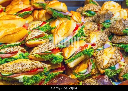 Un sacco di panini in una finestra di visualizzazione di una cena per la cottura per la vendita Foto Stock