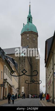 Annaberg Buchholz, Germania. Xviii Dicembre, 2019. La vista esterna del San Annenkirche a Annaberg-Buchholz. La storica mountain altare della chiesa è parte di un progetto multimediale sulla Annaberger per lo stato exhibition 2020. Il quarto stato sassone mostra sul tema "500 anni di cultura industriale in Sassonia" si svolgerà dal 25.04.-01.11.2020 in Zwickau e sei altri punti del Sassone cultura industriale. Credito: Pietro Endig/dpa-Zentralbild/ZB/dpa/Alamy Live News Foto Stock