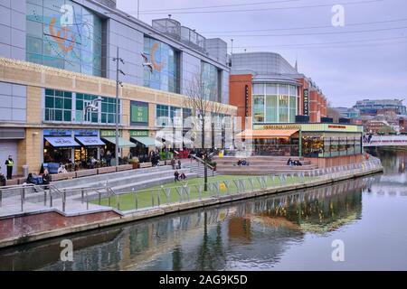 Vista esterna del centro commerciale Oracle in lettura con negozi, caffetterie, ristoranti e un cinema su entrambi i lati del Fiume Kennet Foto Stock