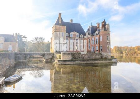 Francia, Loiret, la Bussiere, Chateau de la Bussiere Parco e giardini, il castello e il ponte sul laghetto // Francia, Loiret (45), La Bussière, parc et jar Foto Stock