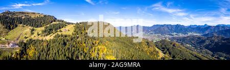 Brauneck montagna in autunno. Panorama dell'antenna. Lenggries, Baviera, Germania. Nuovo Schroedlestein Ski lift Foto Stock