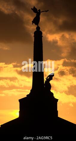 Mario Rutelli's 1923 Castle Point, terrazzo marino Aberystwyth War Memorial statua in silhouette contro Foto Stock