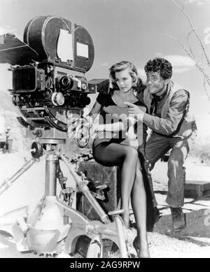 DEAN MARTIN e Angie Dickinson in Rio Bravo (1959), diretto da Howard Hawks. Credito: WARNER BROTHERS / Album Foto Stock