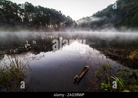 Pang-Ung è un serbatoio di grandi dimensioni situato in corrispondenza della sommità di una montagna alta a Mae Hong Son Foto Stock