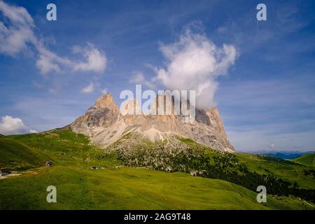 Vista verso le cime del Gruppo del Sasso Lungo, il Gruppo del Sassolungo dal Passo Sella, Passo Sella Foto Stock