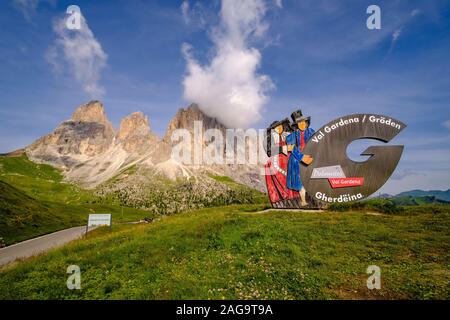 Vista verso le cime del Gruppo del Sasso Lungo, il Gruppo del Sassolungo dal Passo Sella, Passo Sella, staues legno accogliente verso la Val Gardena Foto Stock