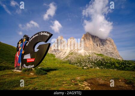 Vista verso le cime del Gruppo del Sasso Lungo, il Gruppo del Sassolungo dal Passo Sella, Passo Sella, staues legno accogliente verso la Val Gardena Foto Stock