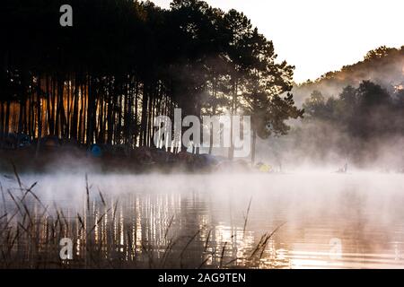 Pang-Ung è un serbatoio di grandi dimensioni situato in corrispondenza della sommità di una montagna alta a Mae Hong Son Foto Stock