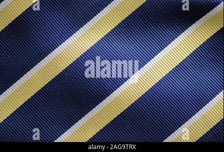 Primo piano di una cravatta blu con strisce gialle Foto Stock